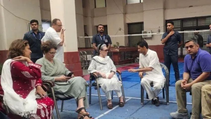 छात्र आंदोलन में पुलिस का एक्शन: दीपेंद्र हुड्डा समेत कई कांग्रेस नेता हिरासत में, सोनिया गांधी ने जाना हाल
