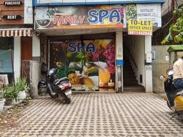 स्पा सेंटर में पुलिस की रेड, 7 महिलाएं और युवक हिरासत में; देह व्यापार और नशे के कारोबार की सूचना पर बड़ी कार्रवाई