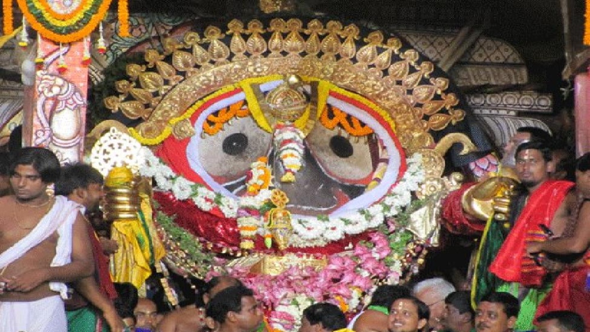 रथों पर महाप्रभु का भव्य ‘सुनाबेश’ आज: स्वर्ण आभूषणों में दर्शन देंगे भगवान जगन्नाथ, पुरी में भक्तों का सैलाब