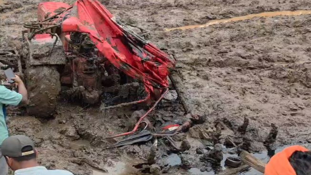 दर्दनाक हादसा: खेत में अनियंत्रित होकर पलटा ट्रैक्टर, दबने से चालक की मौत
