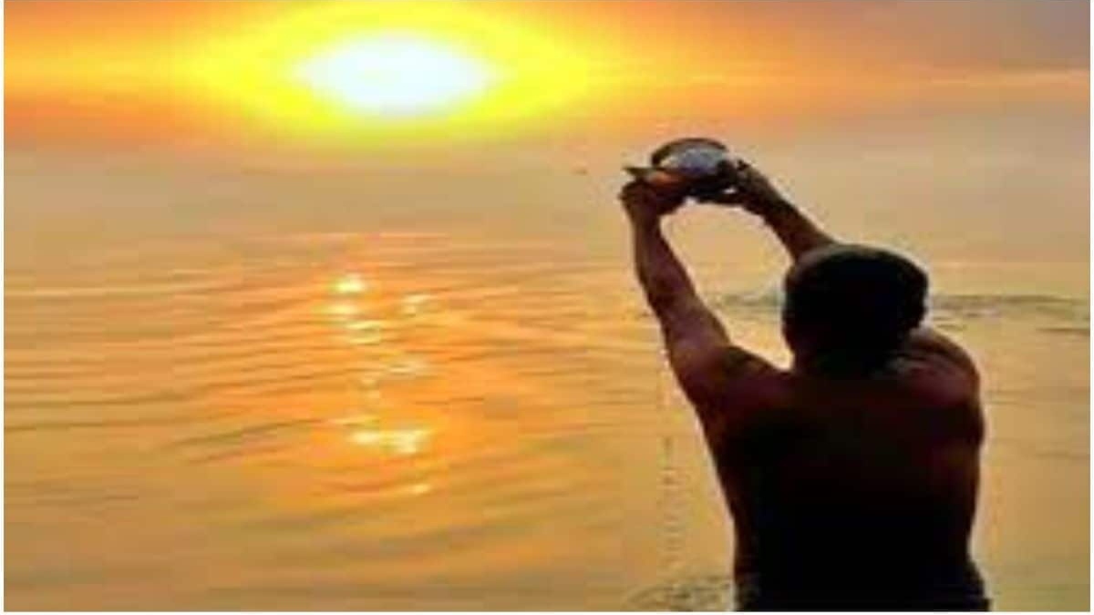 प्रतिदिन एक लोटा जल सूर्य देव को चढ़ाने से होता है इन चीजों में फायदा, लेकिन यह नियम भी जरूरी….
