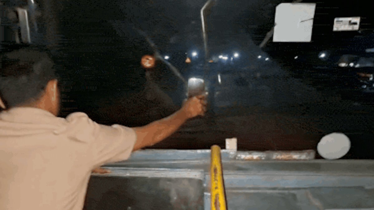 बिना हेडलाइट के 84 किमी का सफर, बस ड्राइवर के लिए कंडक्टर ने किया मोबाइल टॉर्च का इस्तेमाल