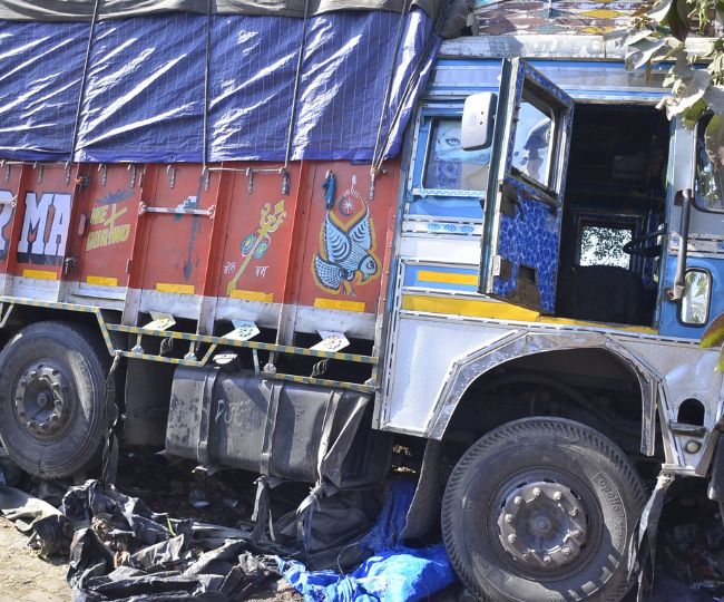 ब्रेक फेल होने से बेकाबू ट्रक ने मचाई तबाही, कई वाहन चकनाचूर, 2-3 लोग घायल