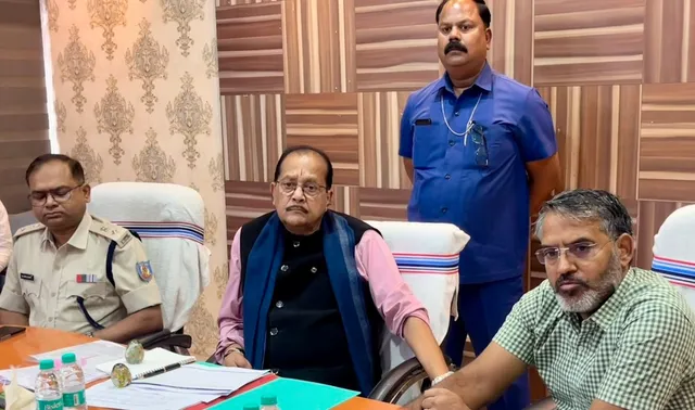 गिरिडीह में मंत्री राधाकृष्ण किशोर की मैराथन समीक्षा बैठक : राजस्व बढ़ाने और योजनाओं के प्रभावी क्रियान्वयन के दिए सख्त निर्देश