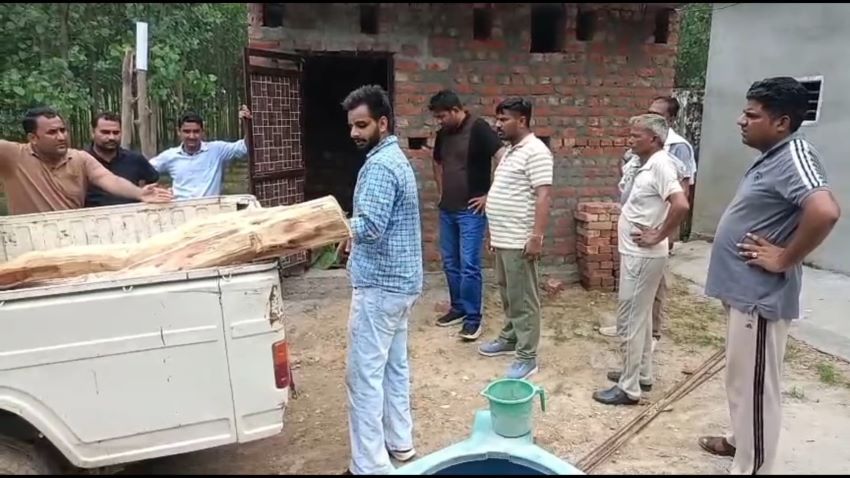 यमुनानगर में वाइल्डलाइफ विभाग का बड़ा एक्शन, मकान के बाथरूम से बेशकीमती खैर की लकड़ी बरामद