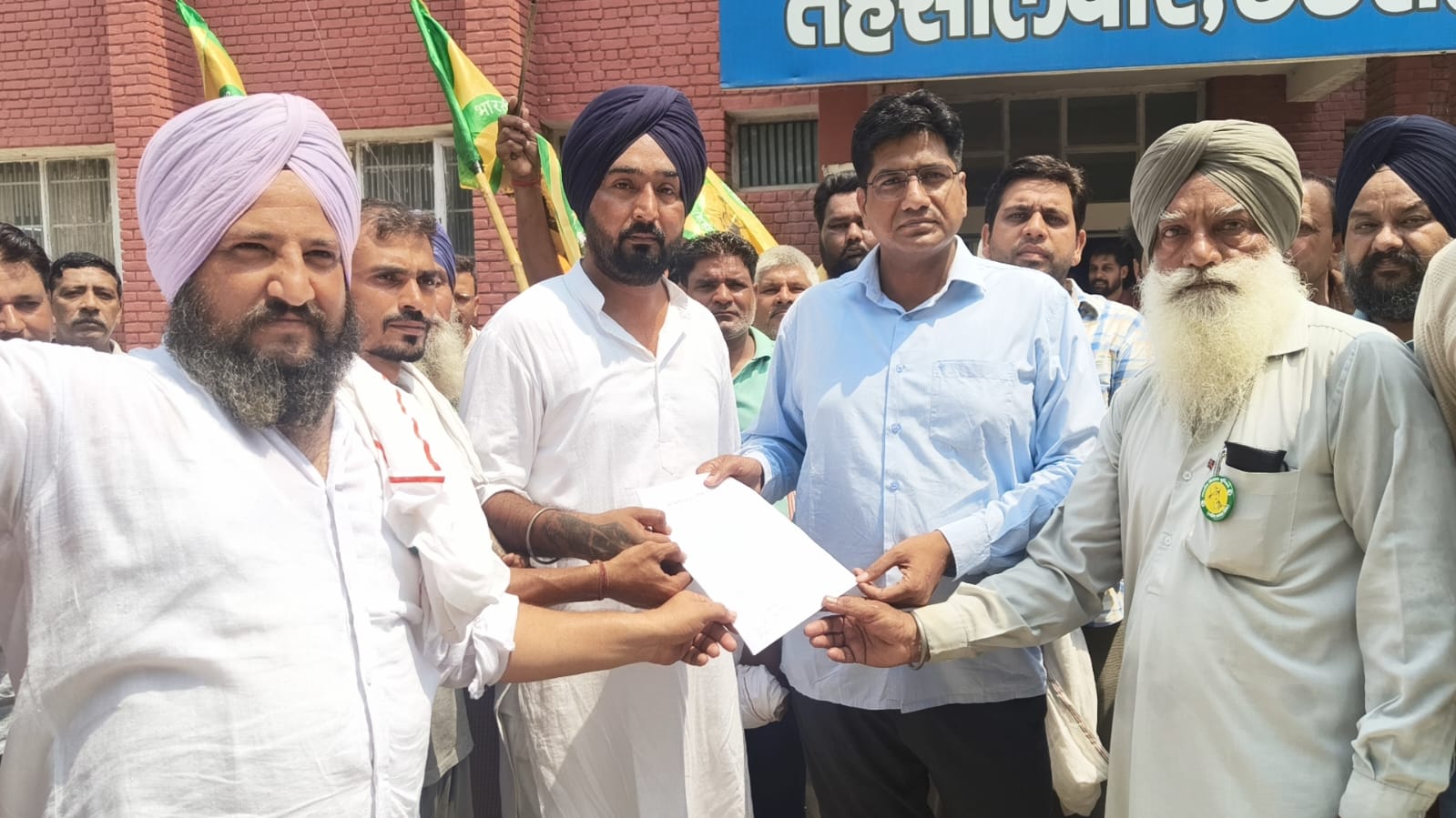 अमेरिका ट्रेड डील के विरोध में किसानों का प्रदर्शन, SDM-तहसीलदार के नहीं पहुंचने पर तहसील गेट किया बंद