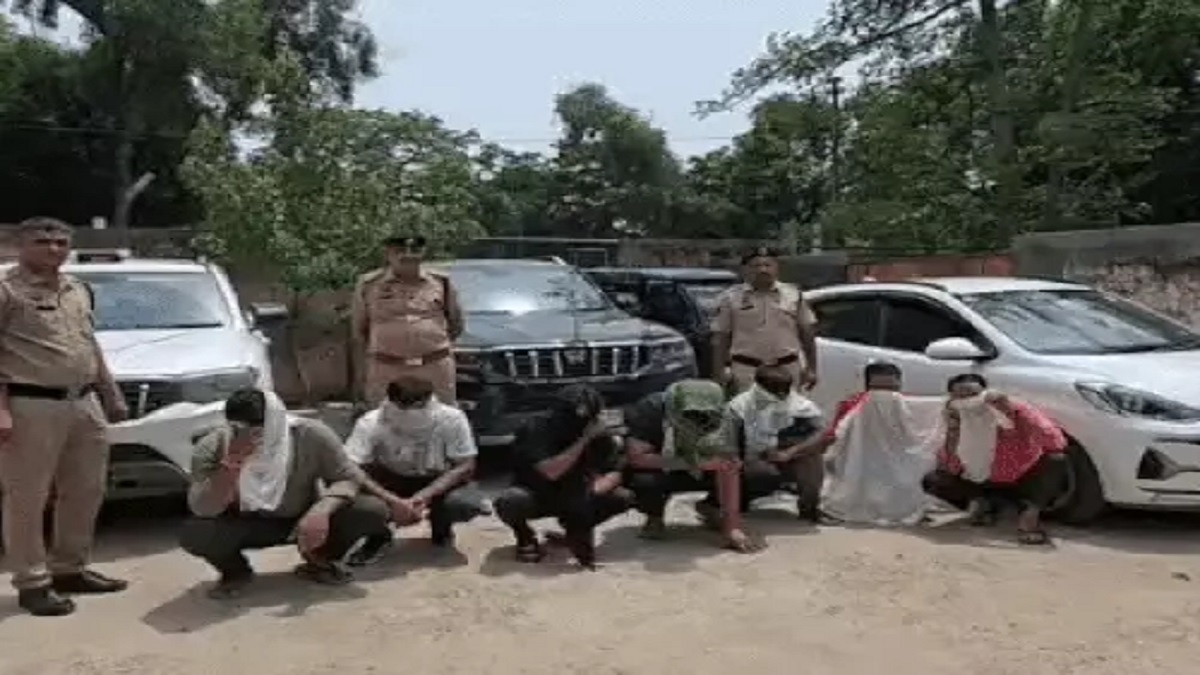 लाल बत्ती-सायरन लगाकर निकले, चलती कार से किया स्टंट; वायरल रील ने पहुंचाया पुलिस तक