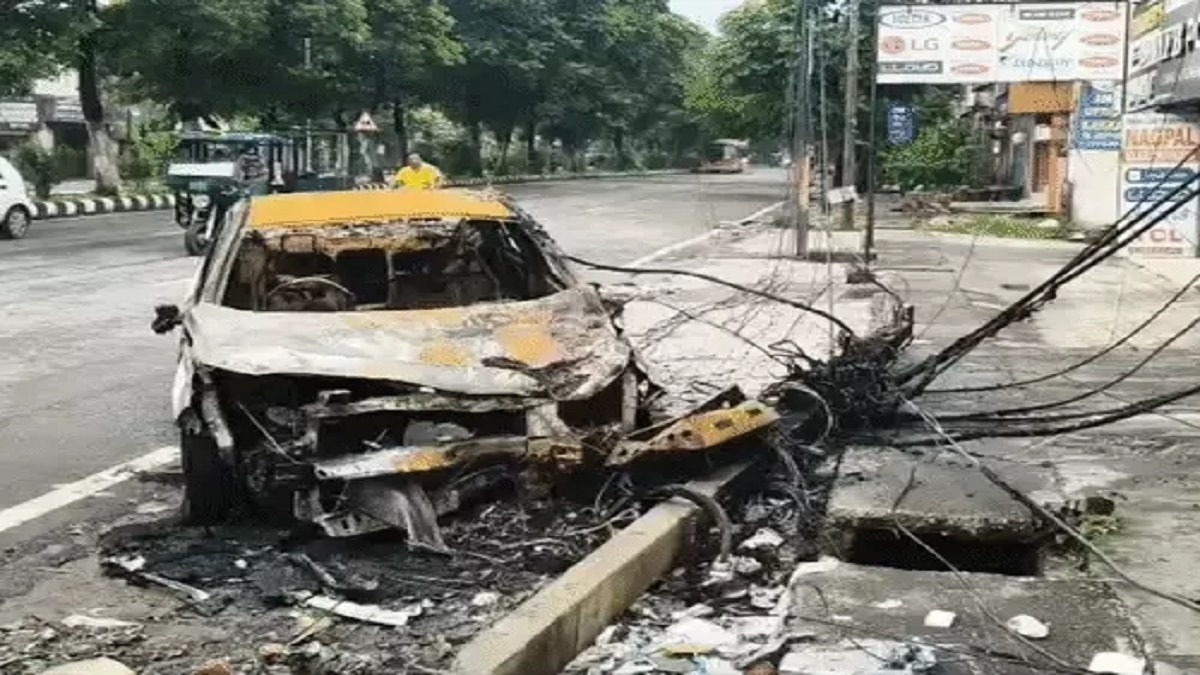 यमुनानगर में खंभे से टकराकर कार में लगी भीषण आग, दरवाजा खुला होने से चालक ने बचाई जान