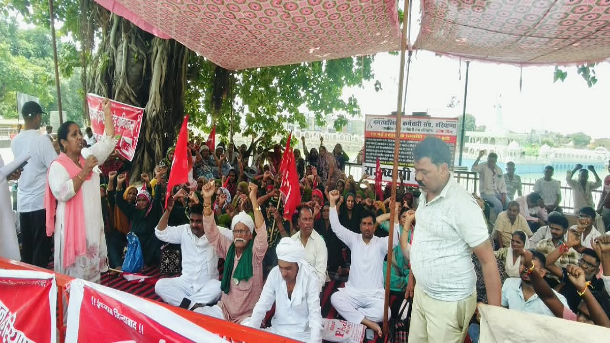 25 दिन से हड़ताल पर सफाई कर्मचारी, बिजली कर्मचारियों ने दिया समर्थन; सरकार को आंदोलन तेज करने की चेतावनी