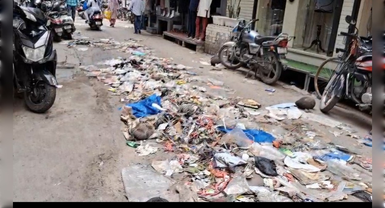 सफाई कर्मचारियों का प्रदर्शन, सड़क पर कूड़ा डालने से लगा जाम; हड़ताल 18 अगस्त तक बढ़ी