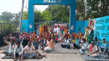 सफाईकर्मियों का प्रदर्शन तेज, नगर परिषदों के गेट पर जड़ा ताला; कामकाज प्रभावित