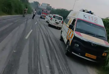 KMP एक्सप्रेसवे पर 20 फीट नीचे गिरा सल्फ्यूरिक एसिड से भरा टैंकर, ड्राइवर की मौत