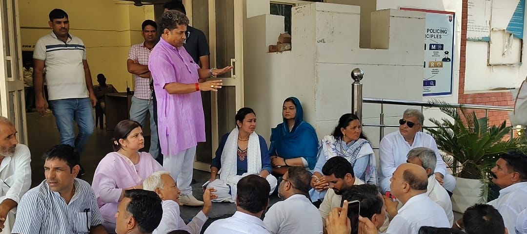 पैलेट गन मामले में हांसी सिटी थाने के बाहर कांग्रेस का धरना, विधायक जस्सी पेटवाड़ भी बैठे