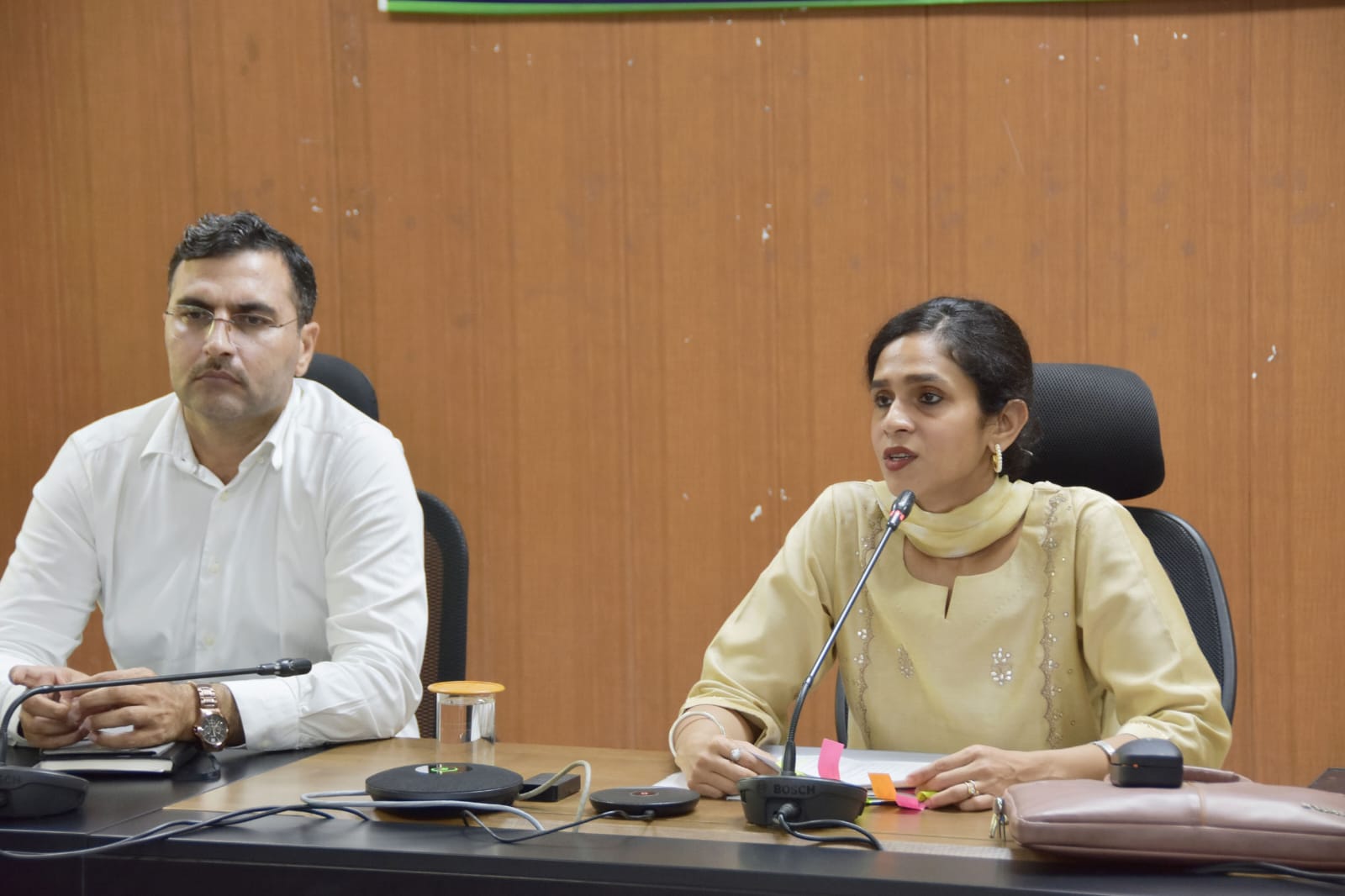 सीएम विंडो और समाधान शिविर की शिकायतों का समयबद्ध निपटान करें अधिकारी : डीसी अपराजिता