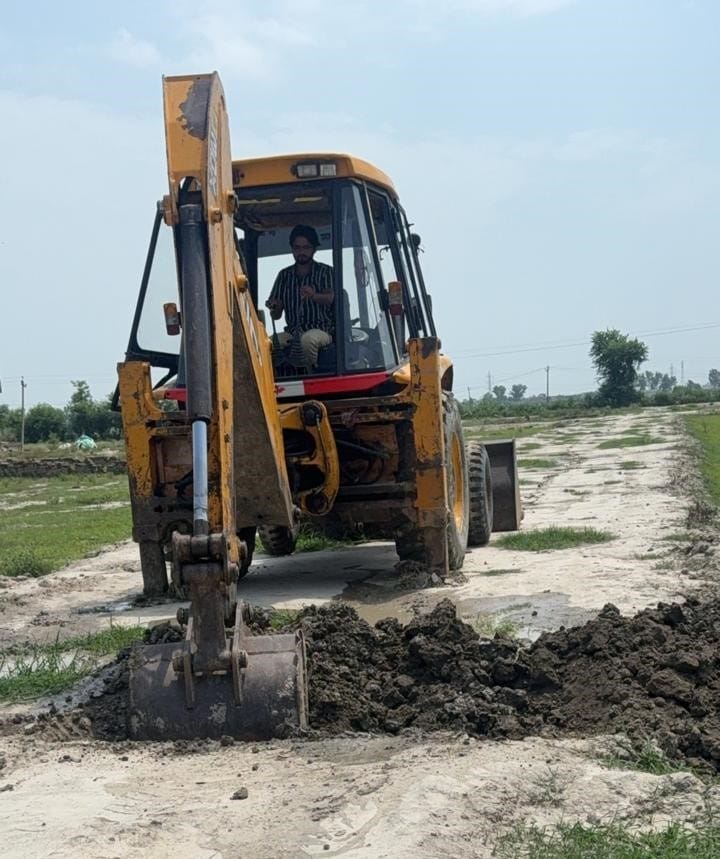 पट्टी गादड़ में 6 एकड़ में विकसित हो रही अवैध कॉलोनी पर चला DTP का पीला पंजा, निर्माण ध्वस्त