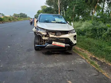 फतेहाबाद में BJP नेता मनीष सिंगला की फॉर्च्यूनर बछड़े से टकराई, एयरबैग खुलने से बाल-बाल बचे