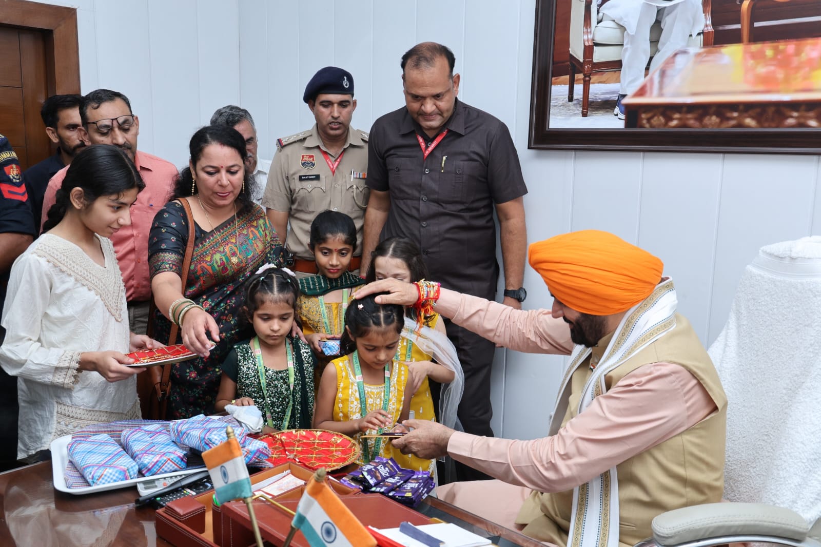 CM नायब सैनी को छात्राओं ने बांधी राखी, उपहार और चॉकलेट देकर बढ़ाया उत्साह