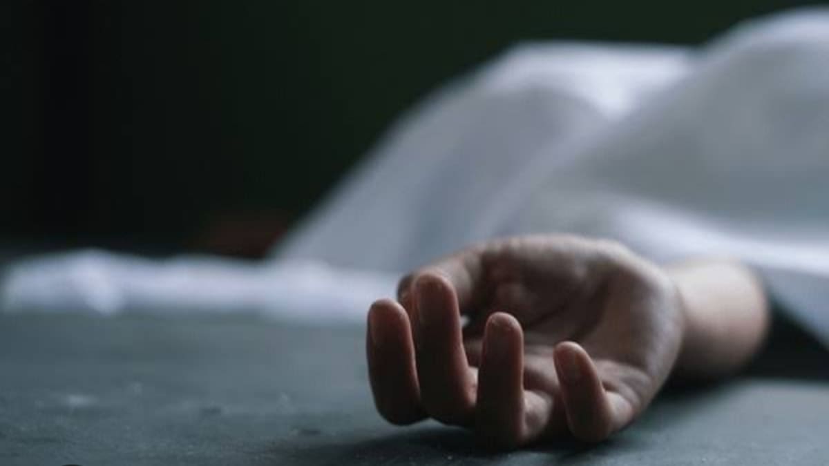 रक्षाबंधन के दिन सड़क किनारे मिला अज्ञात व्यक्ति का शव, इलाके में मचा हड़कंप