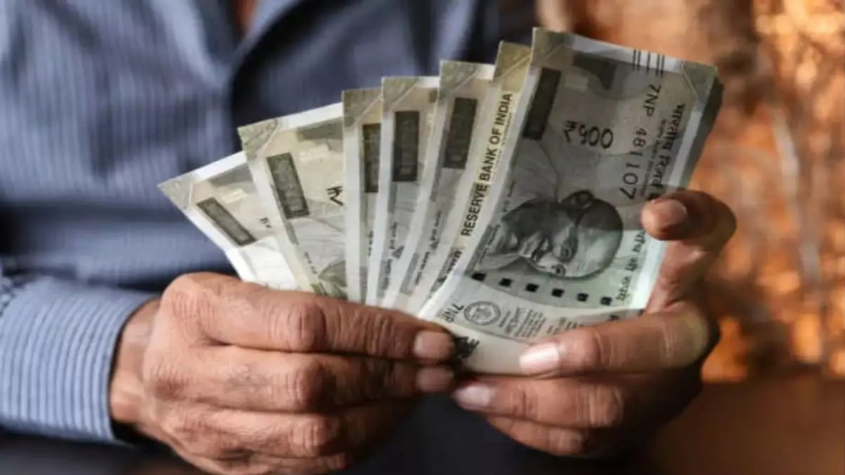 बैंक के बाहर झांसा देकर महिला के एक लाख रुपये उड़ाए, लोन की रकम लेकर जालसाज फरार