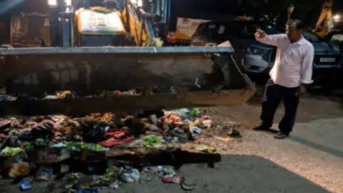 पटना नगर निगम हड़ताल: तीसरे दिन भी नहीं उठी गंदगी, अब पुलिस बल के पहरे में होगी शहर की सफाई