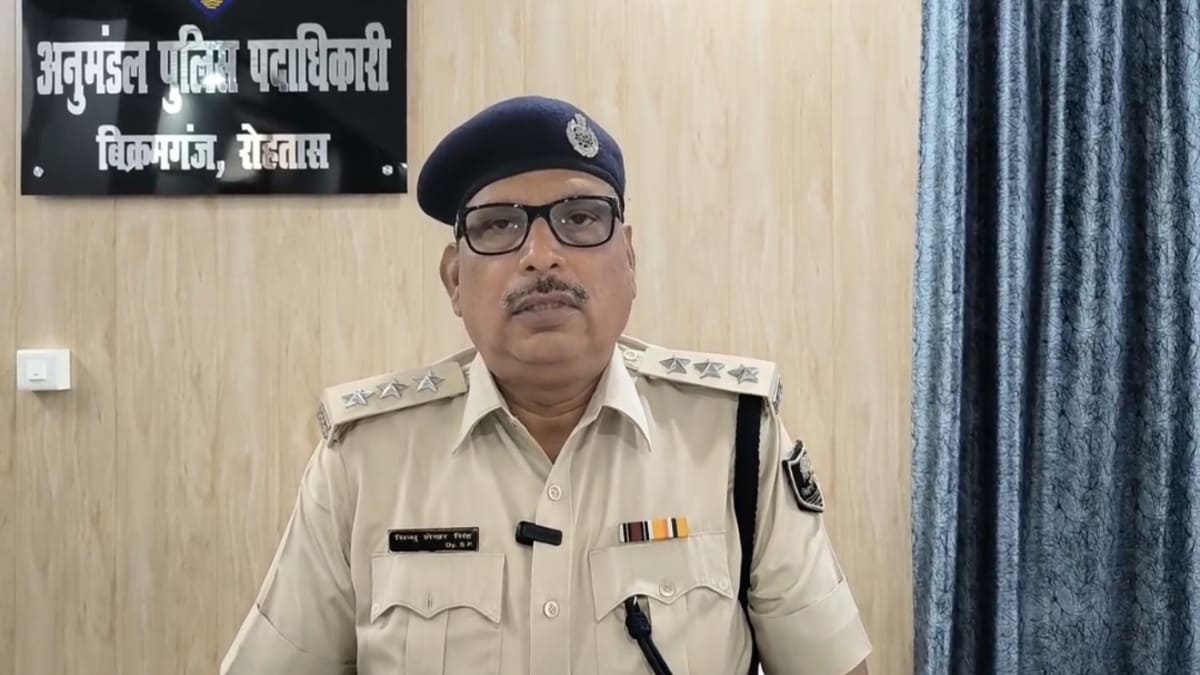 रोहतास में सड़क डकैती गिरोह का खुलासा: मास्टरमाइंड समेत 5 अपराधी हथियार और लूट के सामान के साथ गिरफ्तार