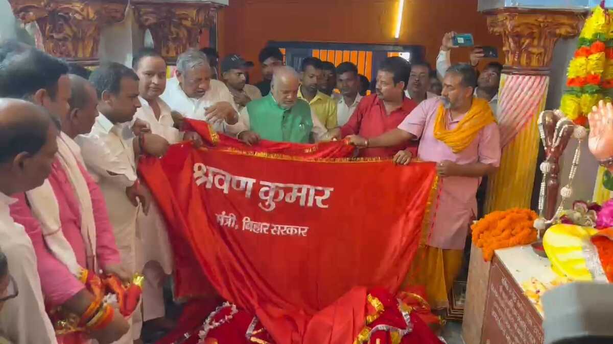 दुनिया के अनोखे मंदिर में पहुंचे मंत्री-सांसद, प्रसाद नहीं, चढ़ाया लंगोट, जानिए क्यों?