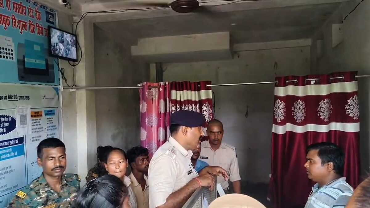 SBI के ग्राहक सेवा केंद्र पर दिनदहाड़े पिस्तौल के बल पर लूट, सीसीटीवी में कैद हुई वारदात