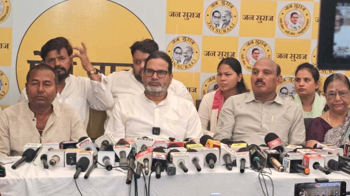 PK का बड़ा हमला: पटना पुलिस पर चुनाव से पहले समर्थकों को अवैध रूप से हिरासत में लेने का आरोप