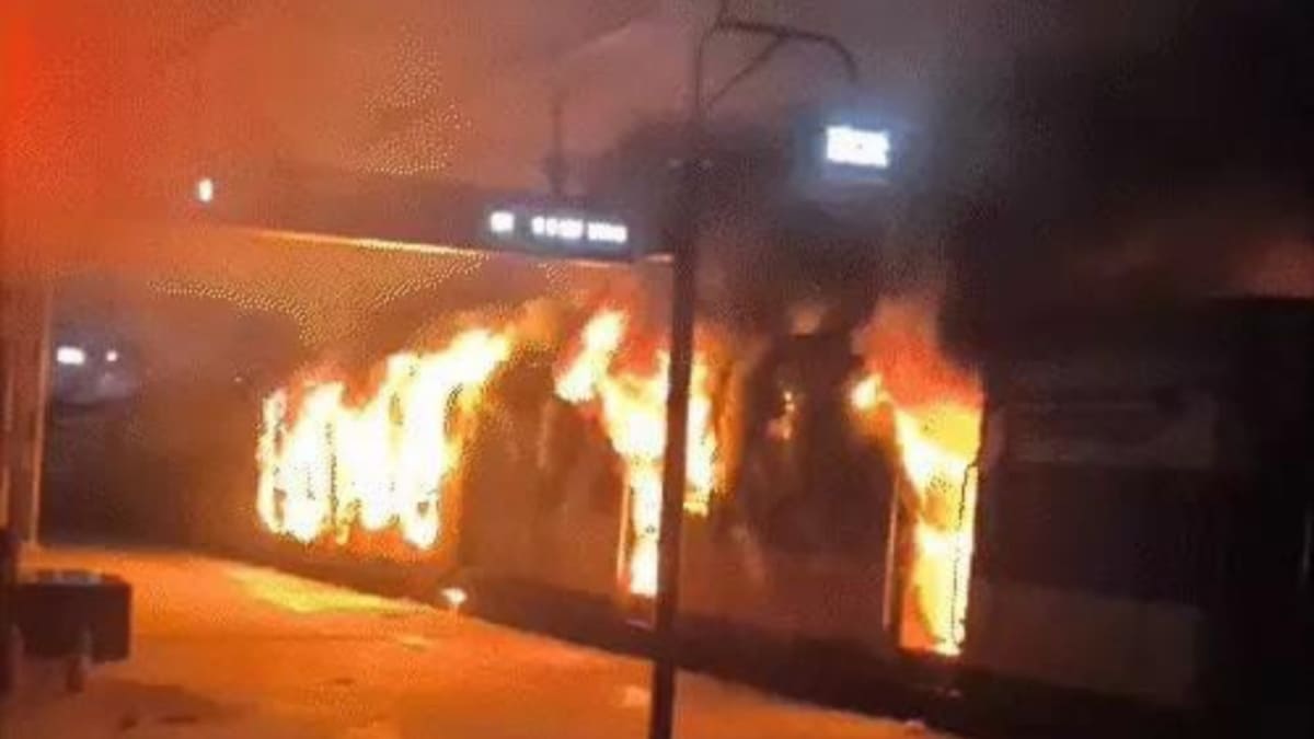 सिमरी बख्तियारपुर स्टेशन पर दहक उठी मेमू ट्रेन, भीषण आग से मची चीख-पुकार, जानें पूरा मामला