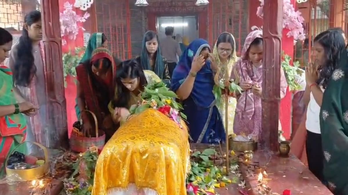सावन का पहला सोमवार, तिलेश्वर महादेव मंदिर में शिवलिंग के आकार बढ़ने की है अद्भुत मान्यता, उमड़ी भक्तों की भीड़
