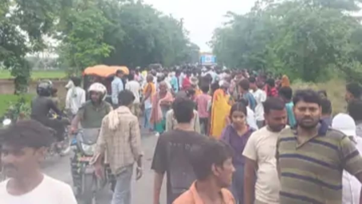 अनियंत्रित बस ने बाइक को 50 मीटर तक घसीटा, नवविवाहित युवक की मौत और दो घायल