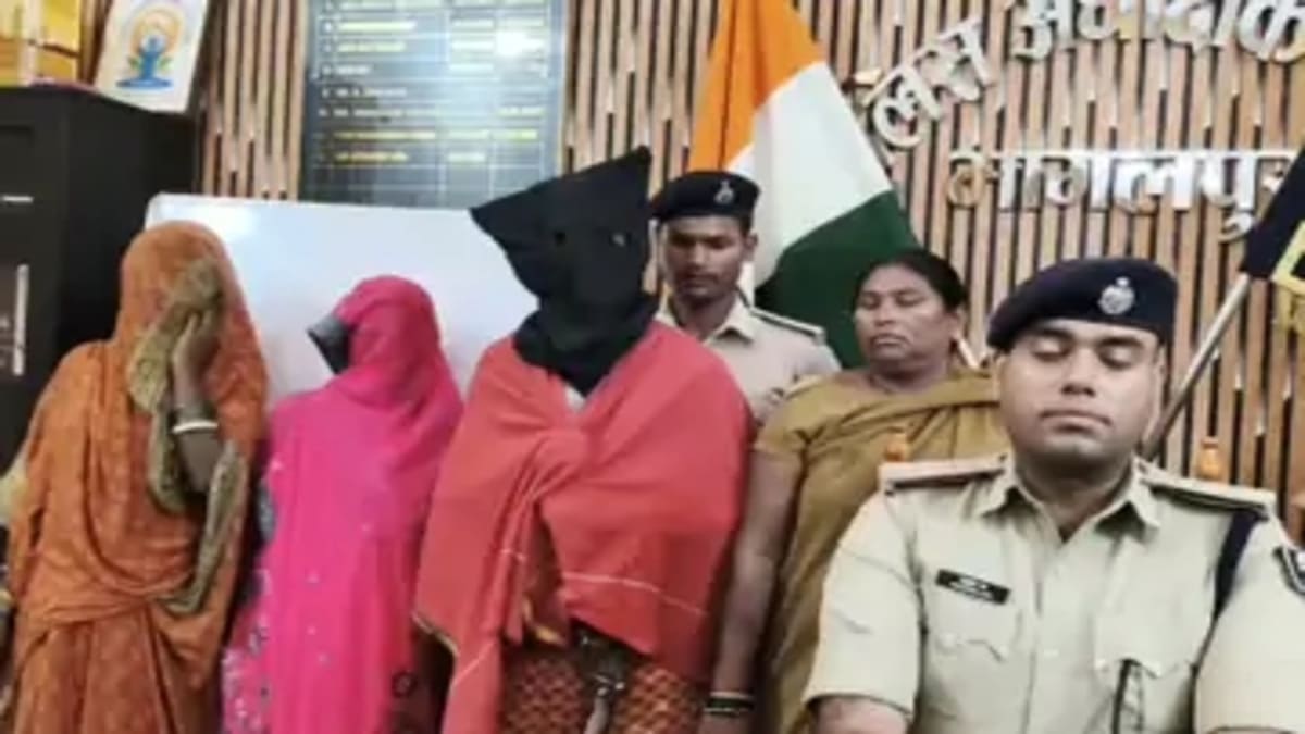 भागलपुर में गांजा तस्करी का भंडाफोड़: मां-बेटे समेत तीन गिरफ्तार, 2.4 किलो अवैध मादक पदार्थ बरामद