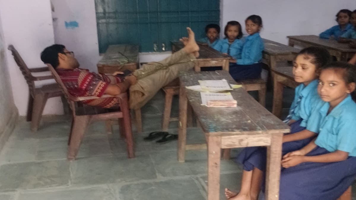 पढ़ाई के समय सोते मिले शिक्षक, राघोपुर में शिक्षा व्यवस्था पर उठे सवाल, सख्त कार्रवाई की मांग