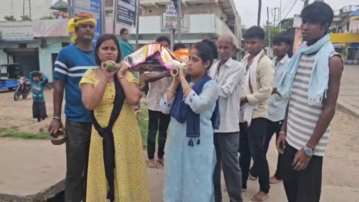 डेहरी में चार बेटियों ने तोड़ी रूढ़िवादी परंपरा, पिता को दिया कंधा और मुखाग्नि