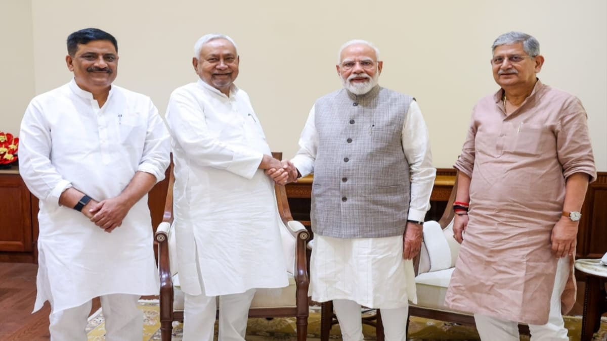 प्रधानमंत्री मोदी से मिले नीतीश कुमार, साथ में ललन सिंह और संजय झा भी रहे मौजूद