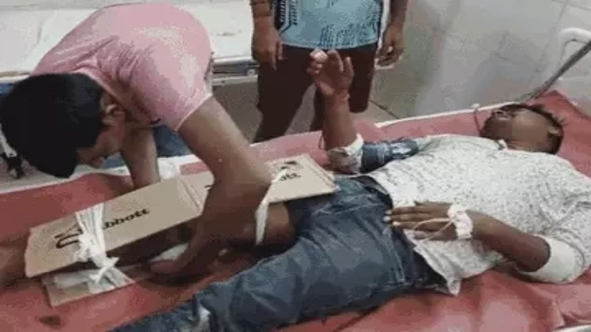 सड़क हादसे में घायल युवक के टूटे पैर में प्लास्टर की जगह बांधा कार्टून, वीडियो वायरल