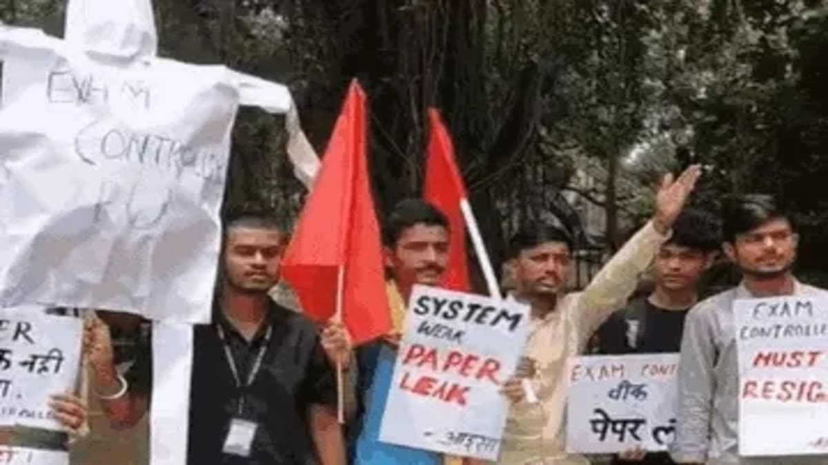 PU में पेपर लीक और अव्यवस्था के खिलाफ AISA का जोरदार प्रदर्शन, एग्जाम कंट्रोलर के इस्तीफे की मांग