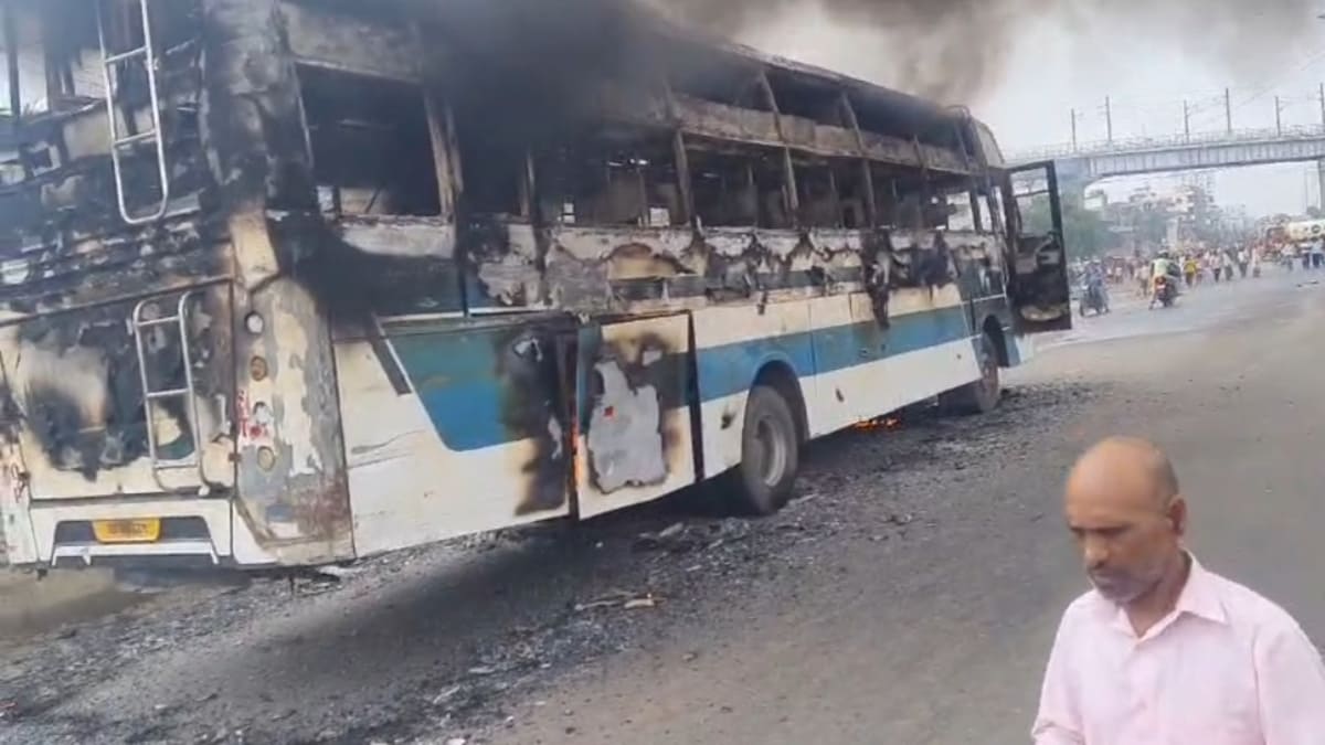 अगमकुआं थाना क्षेत्र में वाहन की चपेट में आने से व्यक्ति की मौत, आक्रोशित भीड़ ने बस में लगाई आग