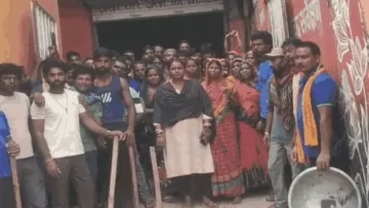 नवगछिया नगर परिषद में सफाई कर्मियों का प्रदर्शन, आउटसोर्सिंग एजेंसी की मनमानी के खिलाफ फूटा गुस्सा
