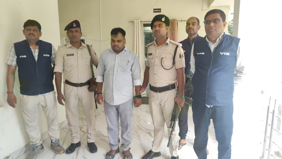 आपदा राहत मुआवजे के लिए 4 हजार रुपये घूस लेते सदर अंचल का क्लर्क रंगेहाथ गिरफ्तार