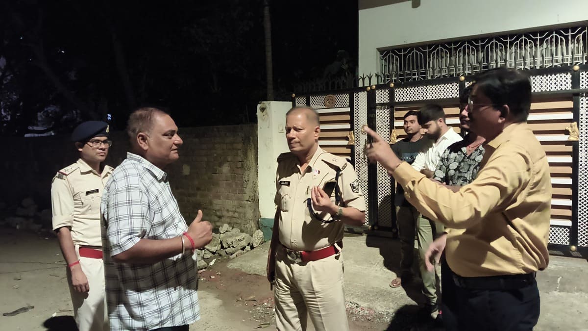 महिला कांस्टेबल से पिस्टल की नोक पर डेढ़ लाख की सोने की चेन लूटी, फायरिंग कर हुए फरार