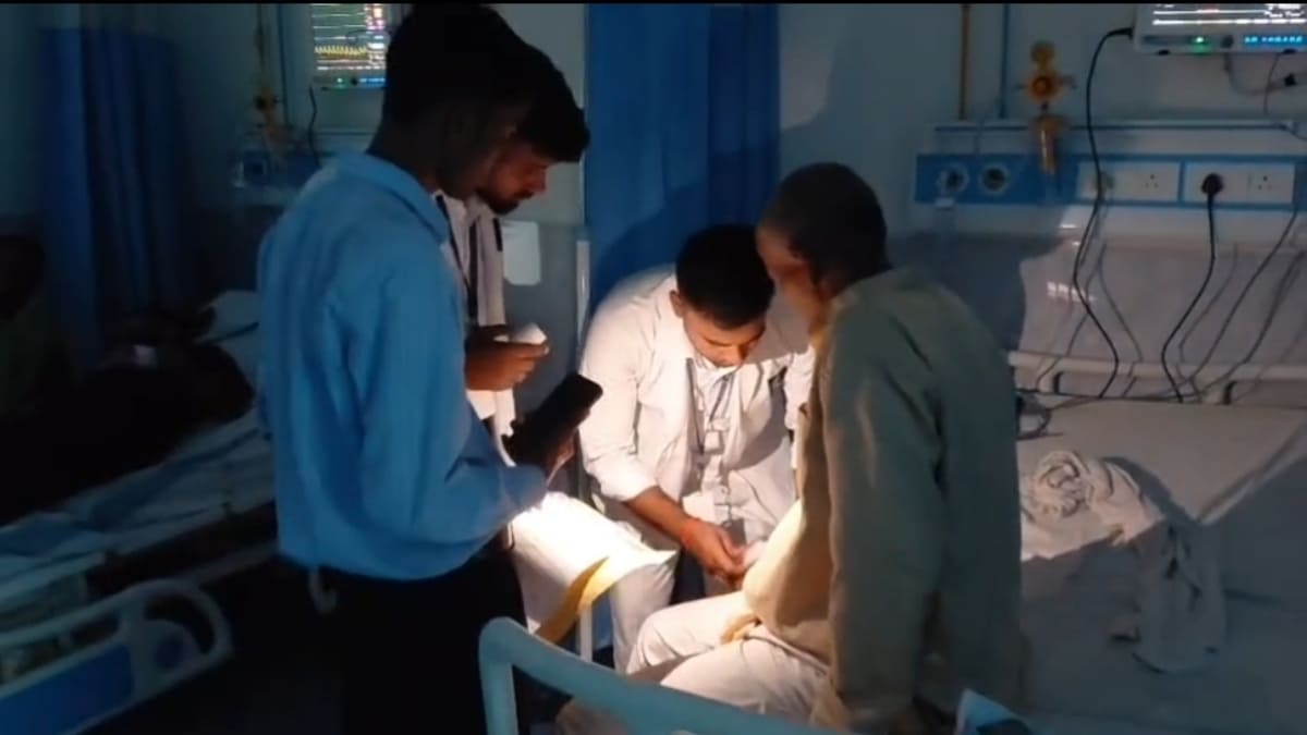 सासाराम सदर अस्पताल के इमरजेंसी वार्ड में मोबाइल टॉर्च की रोशनी में इलाज, डीएम ने दिए जांच के आदेश