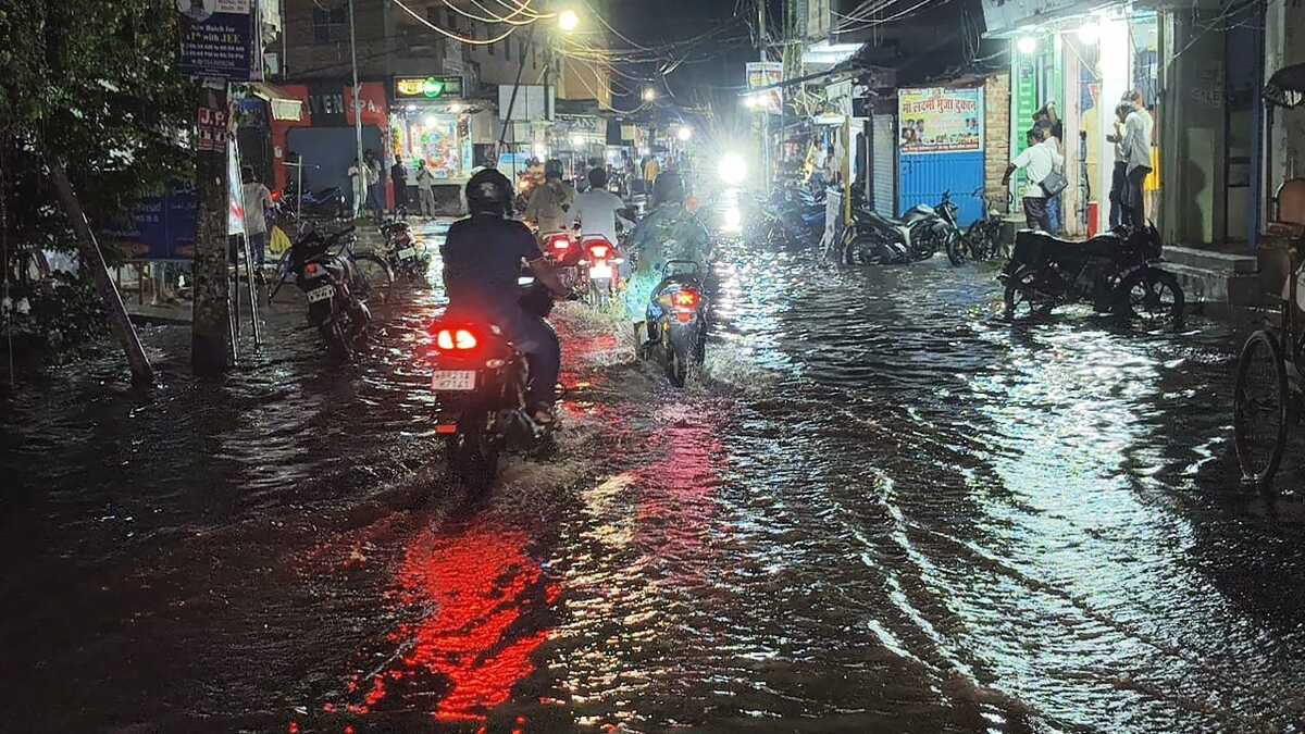 मिनटों की बारिश ने खोली स्मार्ट सिटी की पोल, घुटनों तक पानी में डूबा बिहार शरीफ