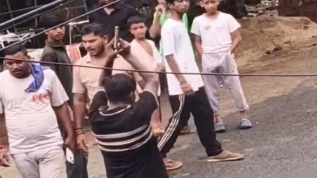 दिनदहाड़े ताबड़तोड़ फायरिंग से दहला टोला, कुख्यात गछिया पासवान के नाम पर मचा हड़कंप!