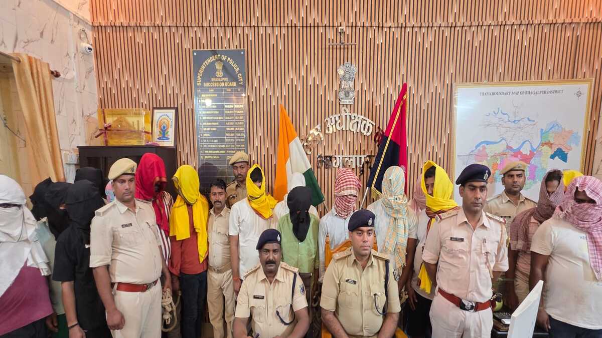 घर के अंदर चल रहे जुए के अड्डे पर पुलिस की छापेमारी, 19 गिरफ्तार और 5.10 लाख कैश बरामद