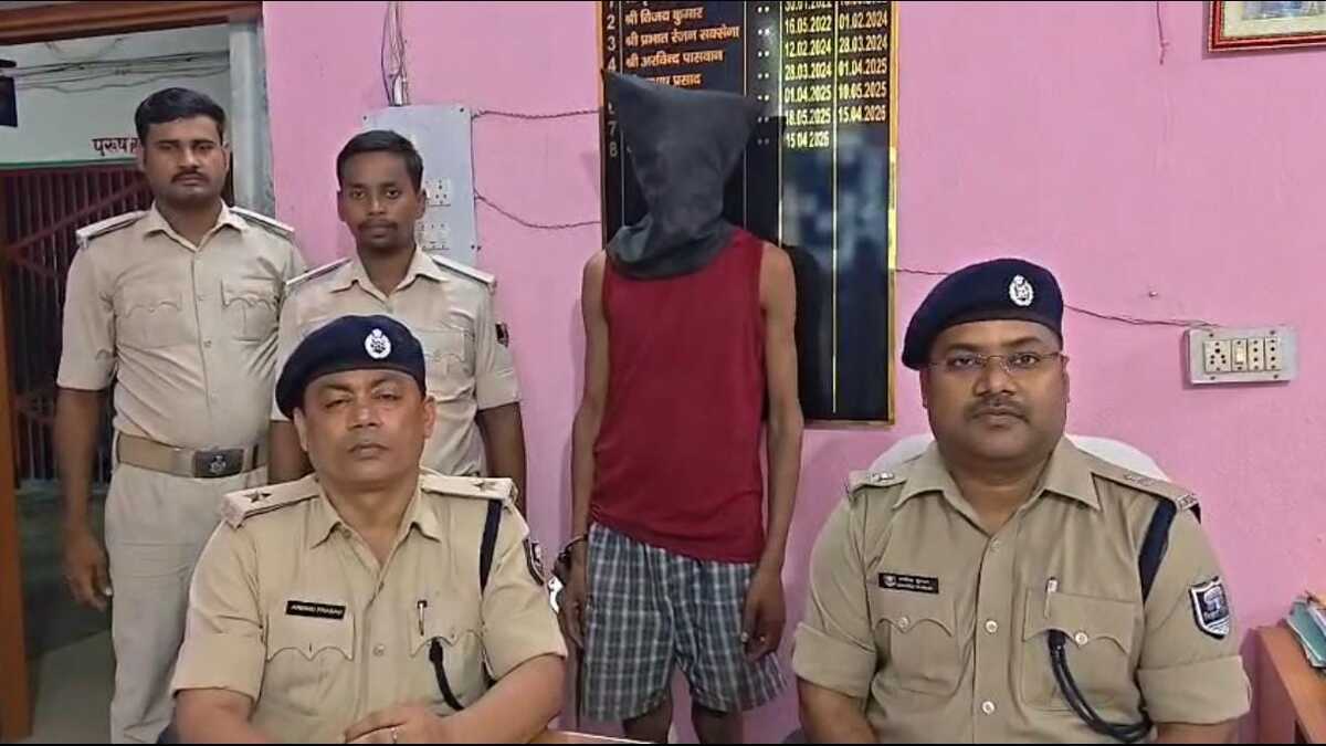 महुआ में अवैध हथियार के साथ कुख्यात गिरफ्तार, ग्रामीणों को दे रहा था जान से मारने की धमकी