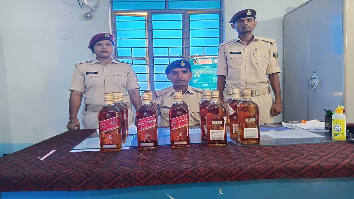 सुगौली रेलवे स्टेशन से 8 बोतल विदेशी शराब बरामद, अज्ञात के खिलाफ केस दर्ज
