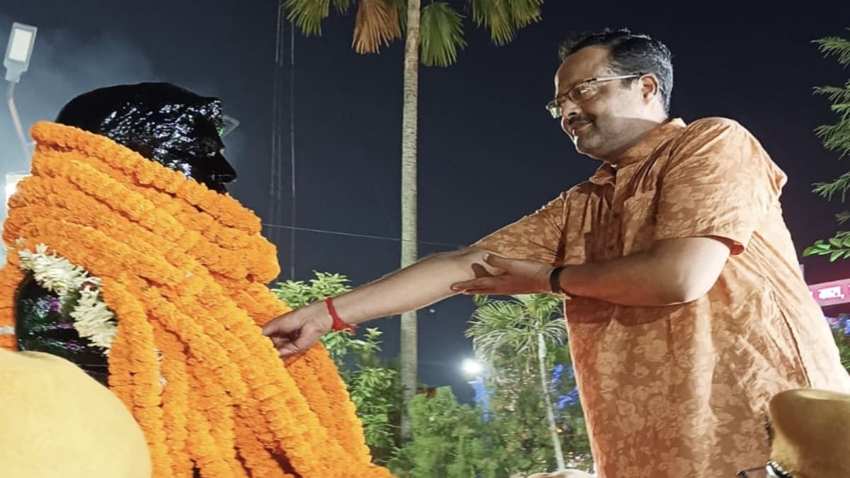 स्वतंत्रता सेनानी खुदीराम बोस का 118वां शहादत दिवस, प्रशासनिक अधिकारियों और बंगाल से आए मेहमानों दी श्रद्धांजलि