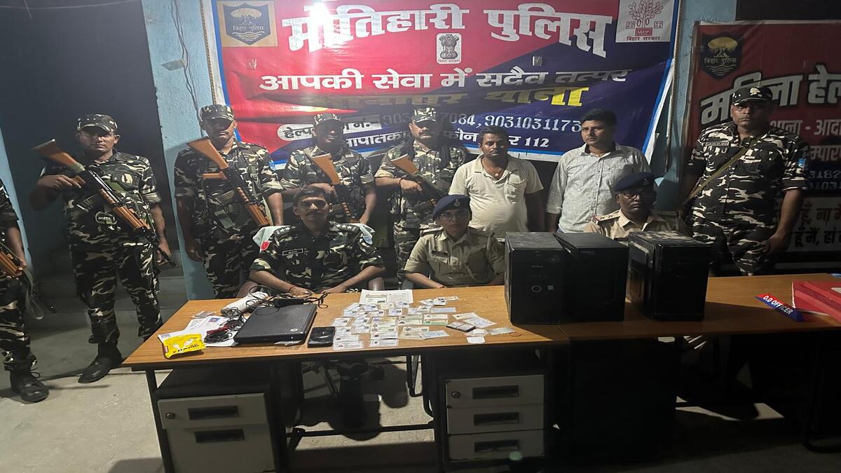 फर्जी आधार कार्ड बनाने वाले साइबर कैफे पर पुलिस की बड़ी कार्रवाई, दो गिरफ्तार