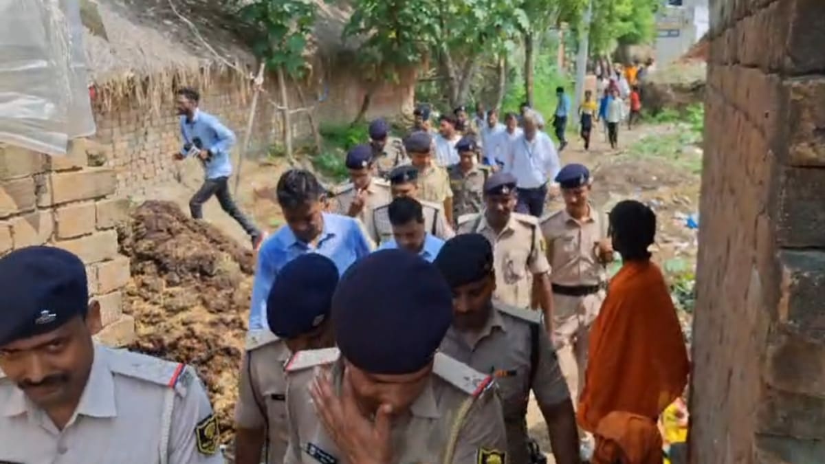 रोहतास में मजदूर हत्याकांड: CID के DIG के नेतृत्व में टीम ने की जांच, पीड़ित परिवार से मिले